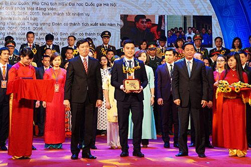 Đồng chí Nguyễn Long Hải - Bí thư BCH Trung ương Đoàn, Chủ tịch Hội đồng Đội Trung ương trao 